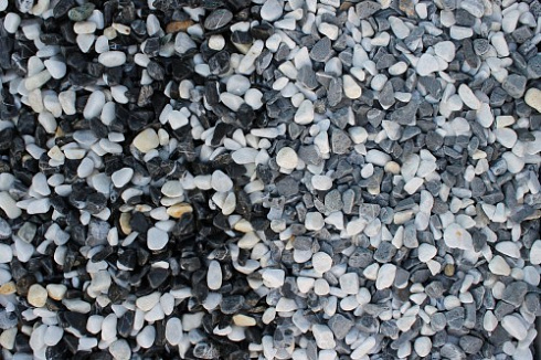 Kamenclub.ru: Мраморная крошка (щебень галтованный микс:белый-черный) фр.10-20 мм.  купить в Кемерово мрамор белый, черный окатанные округлые декоративные ландшафтные камни щебня 15500 руб/т   фото КАМЕНЬ КЛУБ