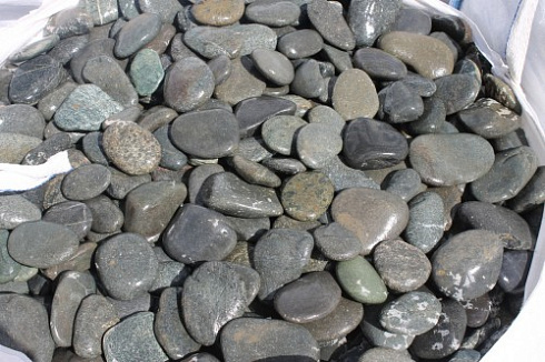 Kamenclub.ru: Галька речная плоская (темно-серая) фр. 100-200-300 мм. купить  в Кемерово галька речная плоская темно-серый, серый, синий речной галечник плоский 9000 руб/т   фото КАМЕНЬ КЛУБ