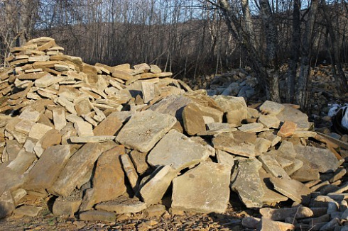 Kamenclub.ru: Песчаник плиты - плахи - пошаговые дорожки (фр. 70-150 мм)  купить в Кемерово песчаник серый бежевый желтый зеленый колотый песчаник строительный 6500 руб/т   фото КАМЕНЬ КЛУБ