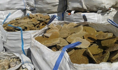 Kamenclub.ru: Песчаник колотый для облицовки (фр. 2-3 см)  купить в Кемерово песчаник бежевый серый рыжий песчаник строительный 5000 руб/т   фото КАМЕНЬ КЛУБ