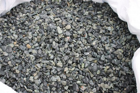 Kamenclub.ru: Щебень галтованный зеленый (змеевик) фр. 20-40 мм.  купить в Кемерово мрамор зеленый, салатовый оголтованный щебень мраморный 12500 руб/т   фото КАМЕНЬ КЛУБ