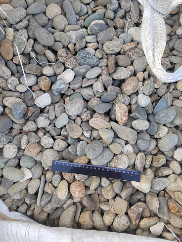 Kamenclub.ru: Галька речная окат (серая) фр.40-60 мм купить  в Кемерово галька речная серый бежевый рыжий коричневый округлый речной камень 5000 руб/т   фото КАМЕНЬ КЛУБ