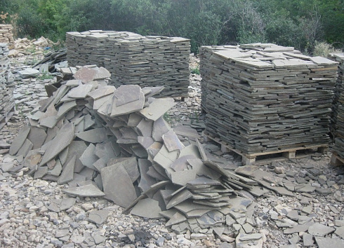 Kamenclub.ru: Песчаник пластушка серо-зеленый (1,5 см)  купить в Кемерово плитняк - пластушка серо-зеленый, серый, зеленый пластушка рваная ландшафтная колотая 10200 руб/м3   фото КАМЕНЬ КЛУБ