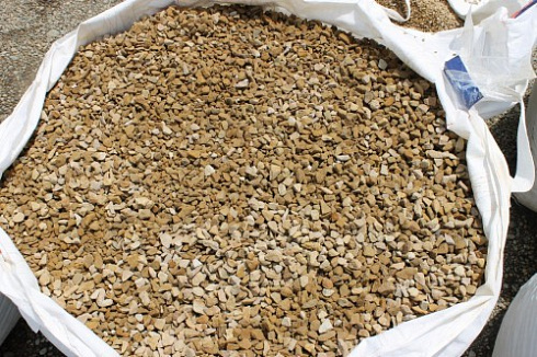 Kamenclub.ru: Щебень крошка желтый (песчаник) фр. 10-20 мм.  купить в Кемерово песчаник бежевый, серый, рыжий декоративный ландшафтный щебень колотый 9500 руб/т   фото КАМЕНЬ КЛУБ