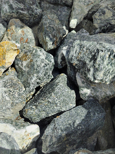 фото Галтованный жадеит (фр. 70-100 мм)  купить в Кемерово в интернет-портале КАМЕНЬ КЛУБ