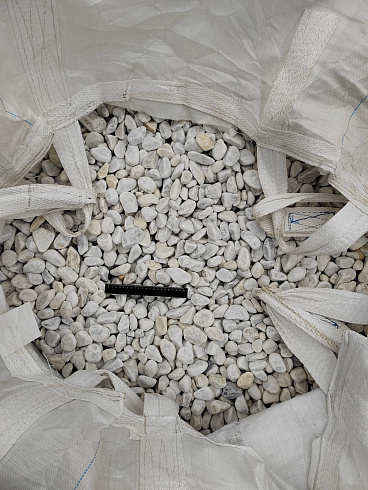 Kamenclub.ru: Мраморная крошка (щебень галтованный белый) фр.40-70 мм.  купить в Кемерово мрамор белый молочный айвори окатанный округлый природный камень 17000 руб/т   фото КАМЕНЬ КЛУБ