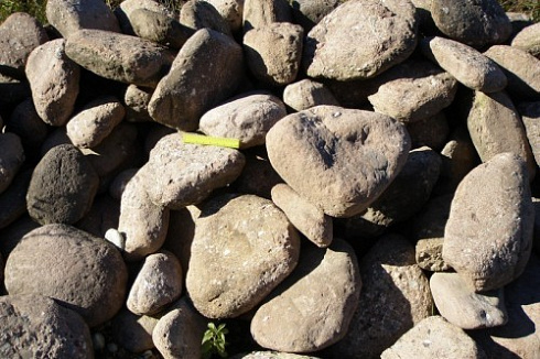 Kamenclub.ru: Конгломераты фр. 300-1000 мм.  купить в Кемерово кварц мрамор диабаз коричневый, серый зеленоватый речной валун крупный 6500 руб/т   фото КАМЕНЬ КЛУБ