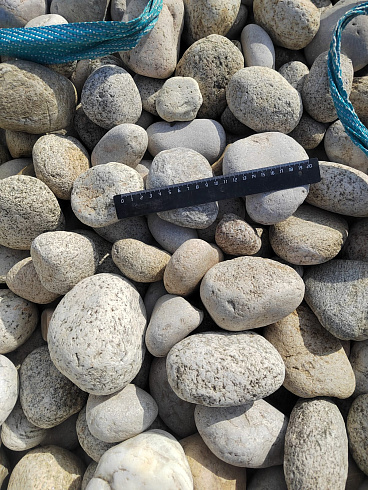 Kamenclub.ru: Галька речная окат (серо-белая) фр. 70-120 мм купить  в Кемерово галька галечник бело-серая, серо-белая, серая, белая речная природная галька  8000 руб/т   фото КАМЕНЬ КЛУБ