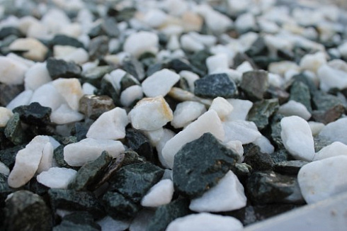 Kamenclub.ru: Мраморная крошка (щебень крошка микс: белый-зеленый) фр. 10-20 мм.  купить в Кемерово мрамор белый, зеленый каменная ландшафтная декоративная крошка щебня 9500 руб/т   фото КАМЕНЬ КЛУБ