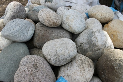 Kamenclub.ru: Речной валун (Ассорти) фр.100-300 мм.  купить в Кемерово галечник серый, темно-серый, светло-серый речная галька крупных размеров 4200 руб/т   фото КАМЕНЬ КЛУБ