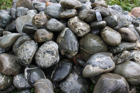 Kamenclub.ru: Валунчик Паутинник фр.100-300 мм  купить в Кемерово крупный природный камень галечник темно-серый с прожилками белый черный речной валунчик 5000 руб/т   фото КАМЕНЬ КЛУБ