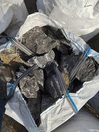 Kamenclub.ru: Черный мрамор скальник фр. 100-500 мм.  купить в Кемерово мрамор черный белый серый крупный колотый валун ландшафтный 8500 руб/т   фото КАМЕНЬ КЛУБ