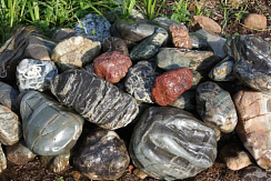 Kamenclub.ru: Ландшафтные валунчики фр.100-500 мм.  купить в Кемерово крупный природный камень серый, темно-серый, светло-серый речной валун крупный 4800 руб/т   фото КАМЕНЬ КЛУБ