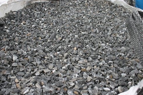Kamenclub.ru: Щебень крошка черный (мрамор) фр. 10-20 мм.  купить в Кемерово мрамор черный с белыми прожилками, черный, белый каменная ландшафтная декоративная крошка щебня 11000 руб/т   фото КАМЕНЬ КЛУБ
