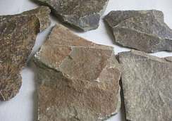 Kamenclub.ru: Песчаник пластушка "фонтанка" серо-зеленая (3,0-5,0 см)  купить в Кемерово песчаник серо-зеленая колотые плитки облицовочные пластушки 11400 руб/м3   фото КАМЕНЬ КЛУБ