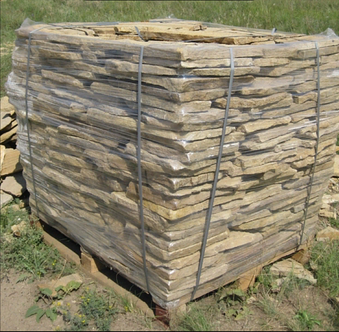 Kamenclub.ru: Песчаник пластушка желтый с рисунком (3 см)  купить в Кемерово песчаник желтый с рисунком, рыжий, желтый песчаник пластушка ландшафтная рваная 8 500 руб/м3   фото КАМЕНЬ КЛУБ