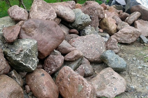 Kamenclub.ru: Конгломераты фр. 300-1000 мм.  купить в Кемерово кварц мрамор диабаз коричневый, серый зеленоватый речной валун крупный 6500 руб/т   фото КАМЕНЬ КЛУБ