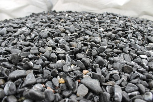 Kamenclub.ru: Щебень галтованный черный (мрамор) фр.10-20 мм.  купить в Кемерово мрамор черный с белыми прожилками, черный, белый окатанный округлый ландшафтный декоративный щебень 15000 руб/т   фото КАМЕНЬ КЛУБ