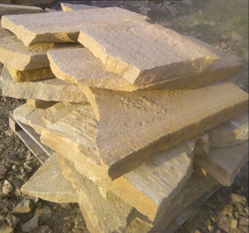 Kamenclub.ru: Форматный камень (плаха) пошаговая дорожка от 70-150 см (4 -12 см)  купить в Кемерово плитняк  форматный плаха желтый песчаник 9 000 руб/т   фото КАМЕНЬ КЛУБ