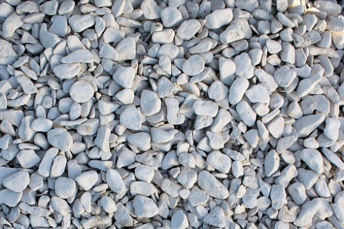 Kamenclub.ru: Щебень галтованный белый (мрамор) фр.5-10 мм.  купить в Кемерово мрамор белый, айвори, молочный каменная мраморная декоративная ландшафтная крошка 17000 руб/т   фото КАМЕНЬ КЛУБ