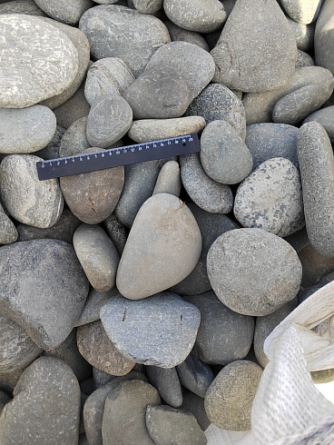 Kamenclub.ru: Галька речная плоская (ассорти) фр. 70-150 мм. купить  в Кемерово галька галечник серый белый темно-серый синий светло-серый плоская природная галька  9000 руб/т   фото КАМЕНЬ КЛУБ
