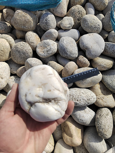 Kamenclub.ru: Галька речная окат (серо-белая) фр. 70-120 мм купить  в Кемерово галька галечник бело-серая, серо-белая, серая, белая речная природная галька  8000 руб/т   фото КАМЕНЬ КЛУБ