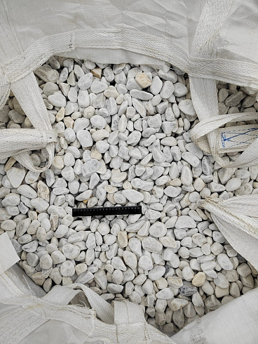 Kamenclub.ru: Мраморная крошка (щебень галтованный белый) фр.40-70 мм.  купить в Кемерово мрамор белый молочный айвори окатанный округлый природный камень 17000 руб/т   фото КАМЕНЬ КЛУБ