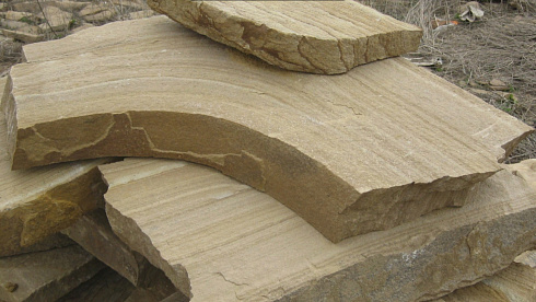 Kamenclub.ru: Форматный камень (плаха) пошаговая дорожка от 70-150 см (4 -12 см)  купить в Кемерово плитняк  форматный плаха желтый песчаник 9 000 руб/т   фото КАМЕНЬ КЛУБ