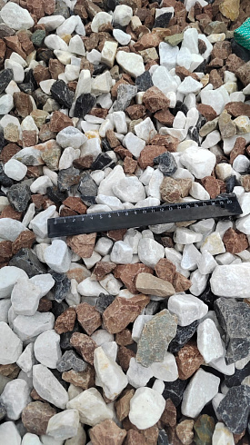 Kamenclub.ru: Мраморная крошка (щебень крошка микс : белый-черный-розовый) фр. 20-40 мм.  купить в Кемерово мрамор белый, черный, розовый декоративная ландшафтная крошка 12000 руб/т   фото КАМЕНЬ КЛУБ