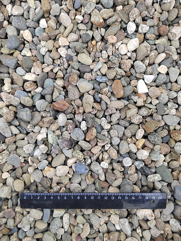 Kamenclub.ru: Галька речная окат (серая) фр.10-20 мм купить  в Кемерово галька речная серая, серый, темно-серый, светло-серый, коричневый ландшафтная декоративная речная окатанная округлая галька 5000 руб/т   фото КАМЕНЬ КЛУБ