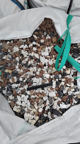 Kamenclub.ru: Мраморная крошка (щебень крошка микс : белый-черный-розовый) фр. 20-40 мм.  купить в Кемерово мрамор белый, черный, розовый декоративная ландшафтная крошка 12000 руб/т   фото КАМЕНЬ КЛУБ