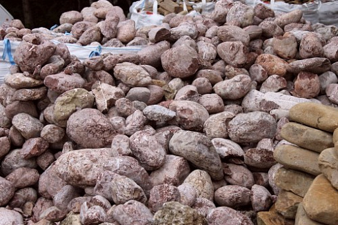 Kamenclub.ru: Розовый валунчик фр.100-300 мм.  купить в Кемерово крупный природный камень розовый, серый молочный красный речной галечник природный 7850 руб/т   фото КАМЕНЬ КЛУБ