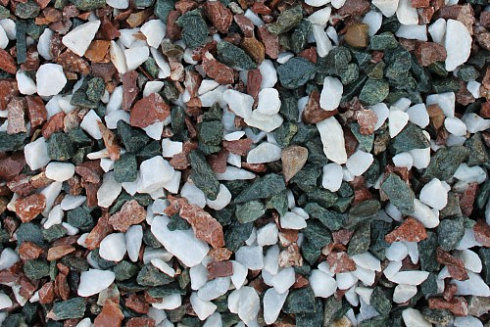 Kamenclub.ru: Мраморная крошка (щебень крошка микс: белый-зеленый-розовый) фр. 10-20 мм.  купить в Кемерово мрамор белый, зеленый, розовый декоративный ландшафтный колотый щебень 12000 руб/т   фото КАМЕНЬ КЛУБ