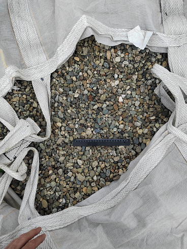 Kamenclub.ru: Галька речная окат (серая) фр.10-20 мм купить  в Кемерово галька речная серая, серый, темно-серый, светло-серый, коричневый ландшафтная декоративная речная окатанная округлая галька 5000 руб/т   фото КАМЕНЬ КЛУБ