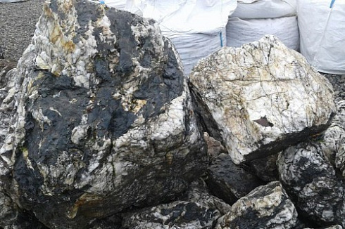 Kamenclub.ru: Черный гранит - кварцит фр. 100-500 мм.  купить в Кемерово мрамор гранит черный с белыми прожилками, серый, белый валун скальный колотый 7000 руб/т   фото КАМЕНЬ КЛУБ