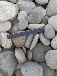 Kamenclub.ru: Галька речная плоская (серо-белая) фр. 70-120 мм. купить в Кемерово галька галечник речной серый, белый окатанная плоская  природная галька 9000 руб/т   фото КАМЕНЬ КЛУБ