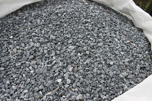 Kamenclub.ru: Щебень галтованный черный (мрамор) фр.10-20 мм.  купить в Кемерово мрамор черный с белыми прожилками, черный, белый окатанный округлый ландшафтный декоративный щебень 15000 руб/т   фото КАМЕНЬ КЛУБ