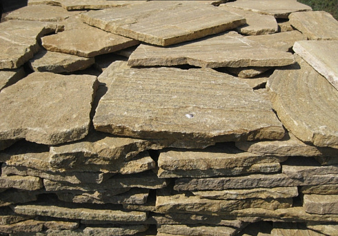 Kamenclub.ru: Песчаник пластушка желтый с рисунком (3 см)  купить в Кемерово песчаник желтый с рисунком, рыжий, желтый песчаник пластушка ландшафтная рваная 8 500 руб/м3   фото КАМЕНЬ КЛУБ