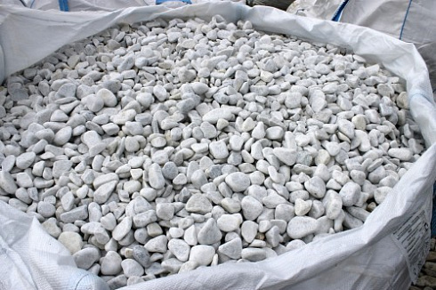 Kamenclub.ru: Мраморная крошка (щебень галтованный белый), фр.20-40 мм.  купить в Кемерово мрамор белый бежевый молочный мраморный щебень декоративный 17000 руб/т   фото КАМЕНЬ КЛУБ