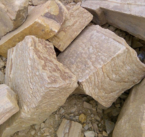 Kamenclub.ru: Песчаник пластушка желтый с рисунком (7-15 см)  купить в Кемерово плитняк - пластушка - бут желтый песчаник 10200 руб/м3   фото КАМЕНЬ КЛУБ