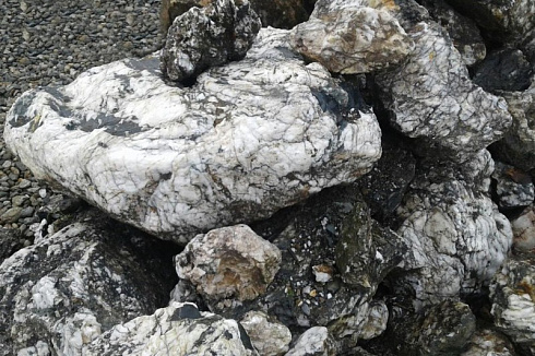 Kamenclub.ru: Черный гранит - кварцит фр. 100-500 мм.  купить в Кемерово мрамор гранит черный с белыми прожилками, серый, белый валун скальный колотый 7000 руб/т   фото КАМЕНЬ КЛУБ