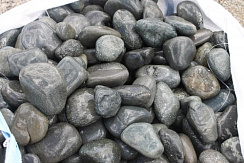 Kamenclub.ru: Темно-серый валунчик фр.100-300 мм.  купить в Кемерово крупный природный камень серый, темно-серый, светло-серый речная галька большого размера окатанная 4500 руб/т   фото КАМЕНЬ КЛУБ