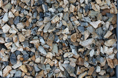 Kamenclub.ru: Мраморная крошка (щебень крошка медовый), фр. 10-20 мм.  купить в Кемерово песчаник бежевый, серый каменная ландшафтная крошка  12000 руб/т   фото КАМЕНЬ КЛУБ