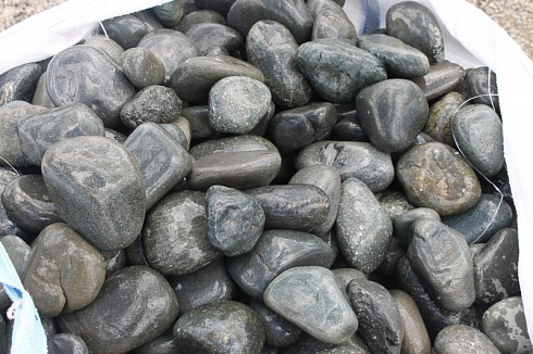 Kamenclub.ru: Темно-серый валунчик фр.100-300 мм.  купить в Кемерово крупный природный камень серый, темно-серый, светло-серый речная галька большого размера окатанная 4500 руб/т   фото КАМЕНЬ КЛУБ