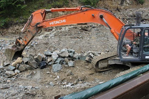 Kamenclub.ru: Гранит скальник (серо-зеленый) фр. 100-500 мм.  купить в Кемерово гранит зеленый, серый, салатовый крупный ландшафтный валун 6 000 руб/т   фото КАМЕНЬ КЛУБ