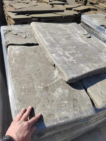 Kamenclub.ru: Песчаник пластушка галтованная светло-серая (3,0 см)  купить в Кемерово песчаник светло-серый, серый ландшафтный камень рваный колотый 21000 руб/м3   фото КАМЕНЬ КЛУБ