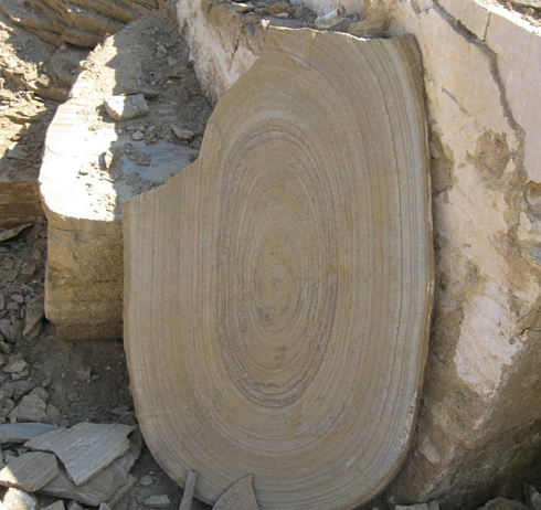 Kamenclub.ru: Форматный камень (плаха) пошаговая дорожка от 70-150 см (4 -12 см)  купить в Кемерово плитняк  форматный плаха желтый песчаник 9 000 руб/т   фото КАМЕНЬ КЛУБ