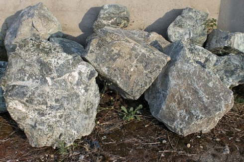 Kamenclub.ru: Змеевик скальник фр. 500-1500 мм.  купить в Кемерово змеевик зеленый серый черный глыба скальная колотая 7500 руб/т   фото КАМЕНЬ КЛУБ