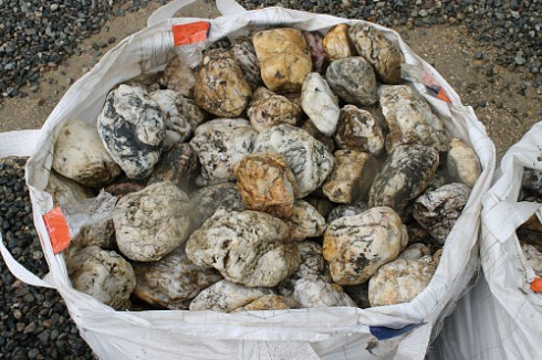 Kamenclub.ru: Кварцевый валунчик фр.100-300 мм.  купить в Кемерово кварц белый, бежевый молочный рыжий крупный природный камень галечник 7850 руб/т   фото КАМЕНЬ КЛУБ