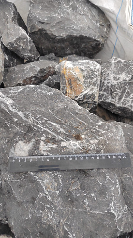 Kamenclub.ru: Черный мрамор скальник фр. 100-500 мм.  купить в Кемерово мрамор черный белый серый крупный колотый валун ландшафтный 8500 руб/т   фото КАМЕНЬ КЛУБ